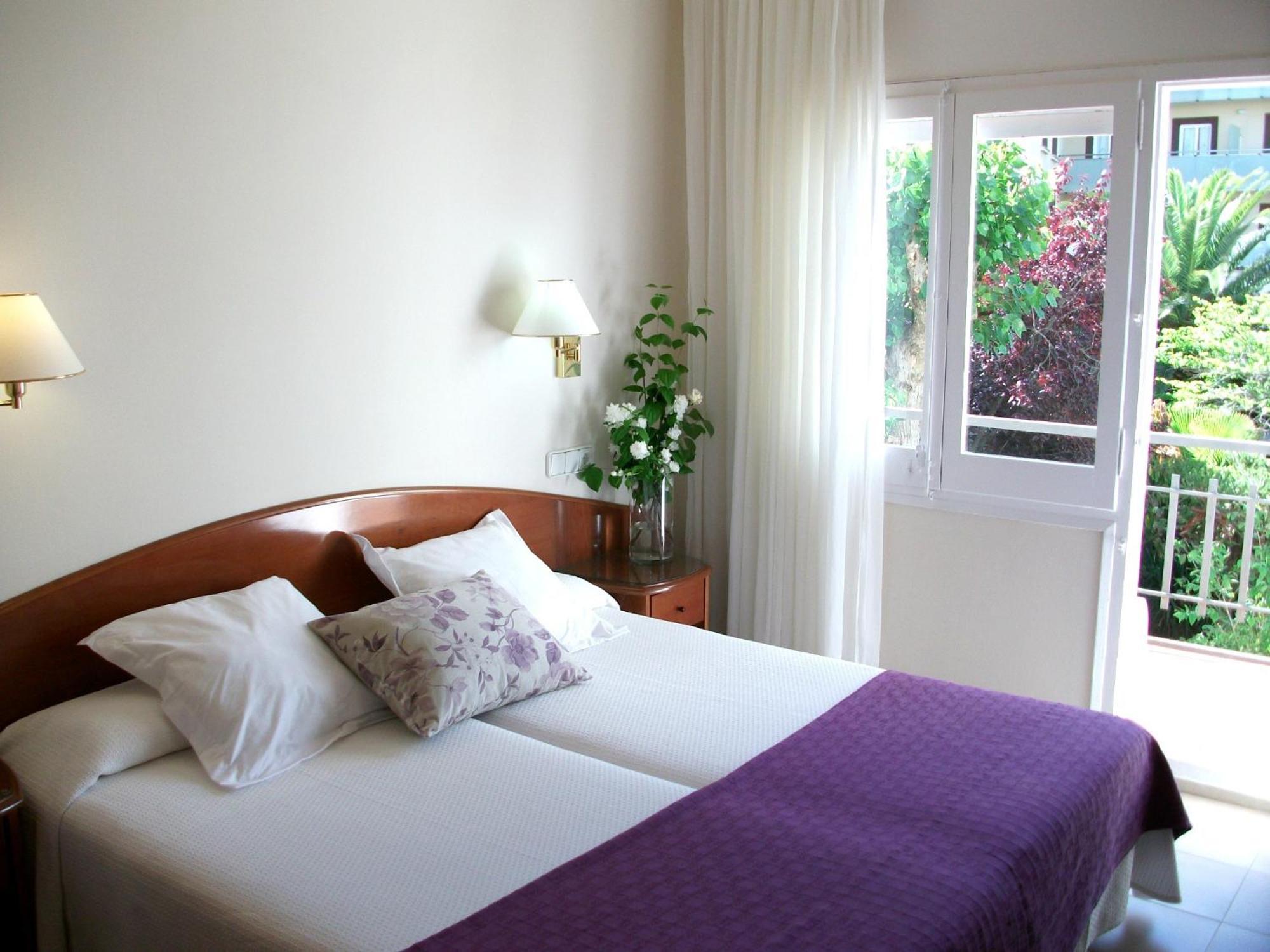 Doppel-/Zweibettzimmer mit Balkon